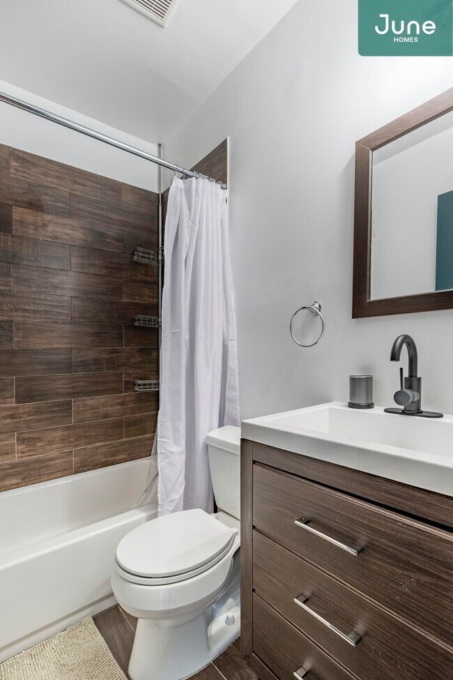 Building Photo - ROOM ONLY in 3-bed/3.0-bath Home