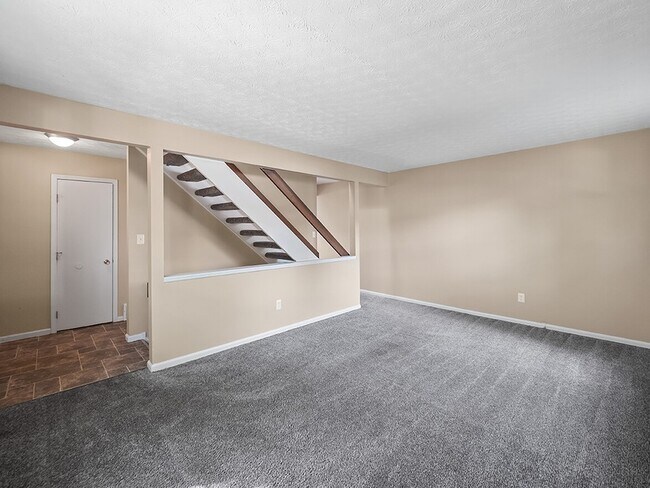 Casa adosada Sala de estar - McMillen Woods Apartments