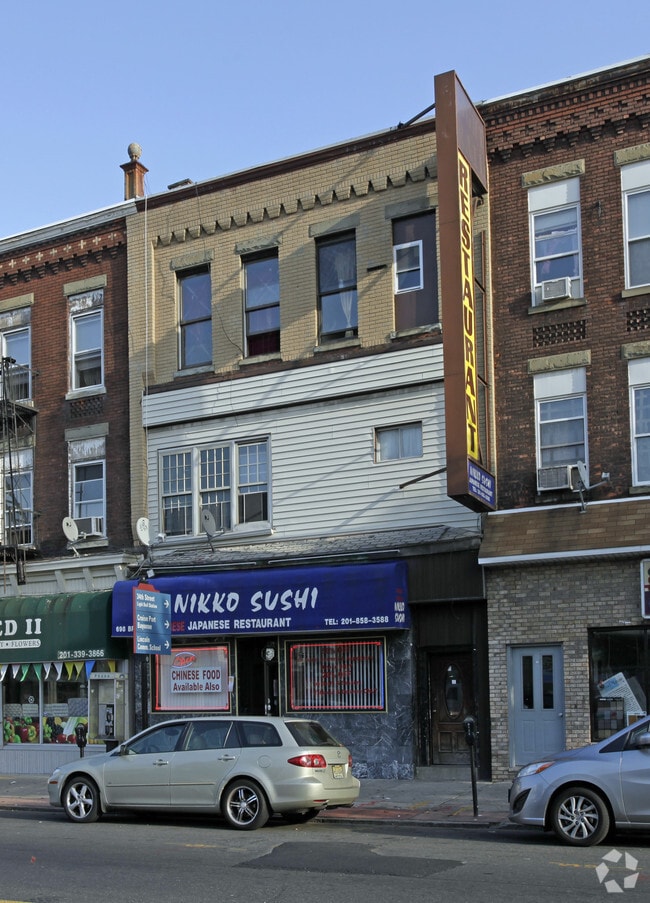 Building Photo - 698 Broadway