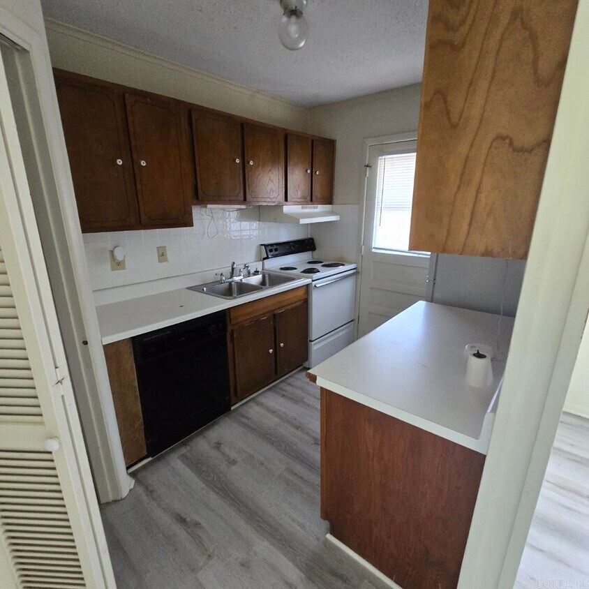 Foto principal - 2404 Pine Hill Dr