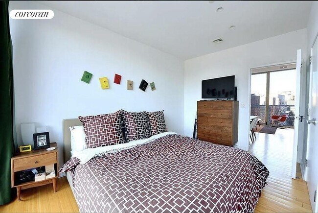 Foto del edificio - 285 Driggs Ave