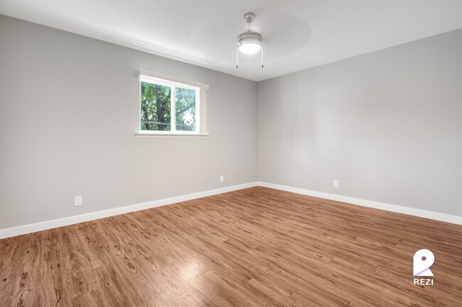 Foto del edificio - 803-809 Tirado St