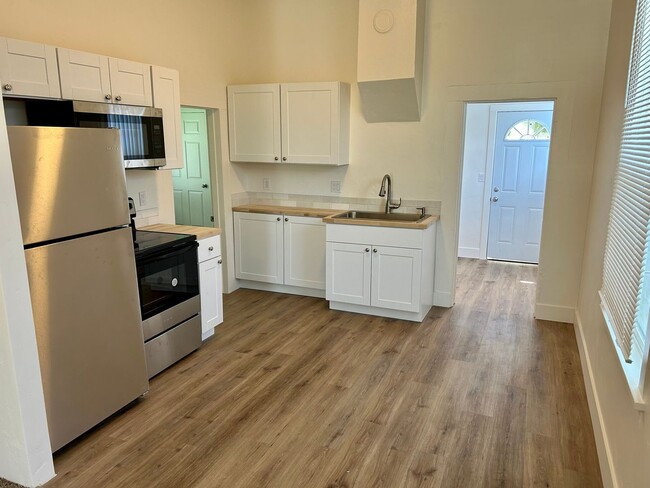 Building Photo - Pet Friendly 3 Bedroom in Salinas