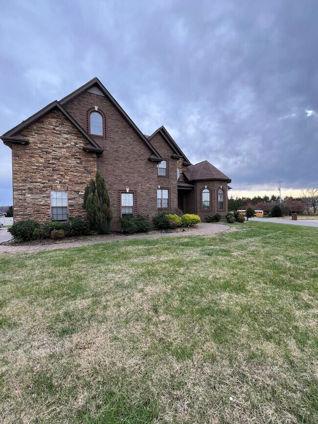 Foto del edificio - Large Executive Home off Exit 8 in Farming...