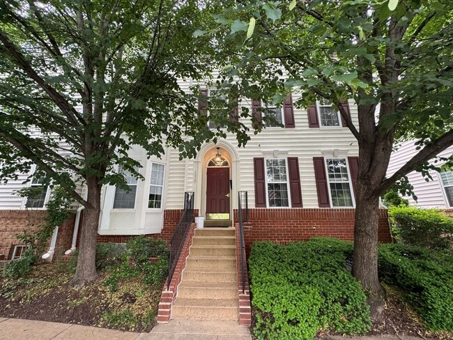 Building Photo - Beautiful 2 Bed 2 Bath End-Unit Townhome I...