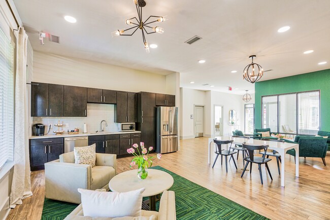 Hermosa casa club y sala de la comunidad - Evoke Living at Sugar Creek Apartments