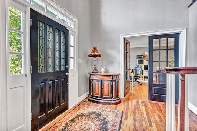 Frente del vestíbulo. - 4250 Edgewater Ct NW