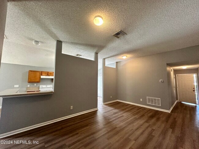 Foto del edificio - 8701 Springtree Road