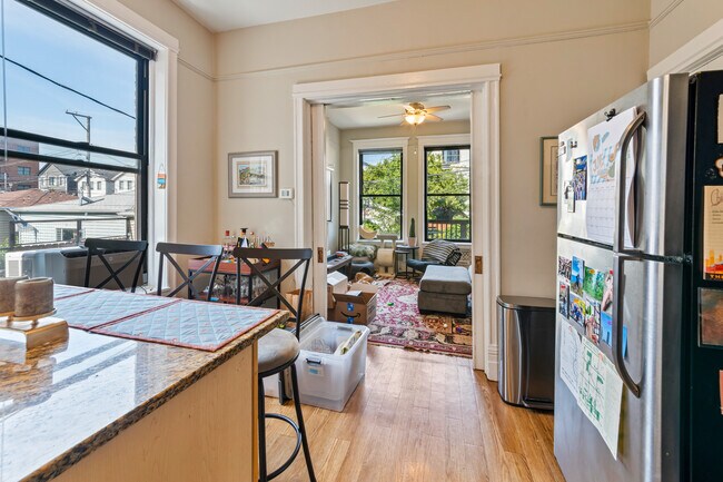 Foto del edificio - 2436 N Maplewood Ave