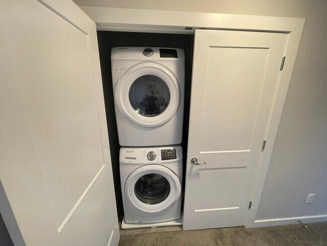 Building Photo - Matlock Townhomes 2 bedroom unit, close to I-24!