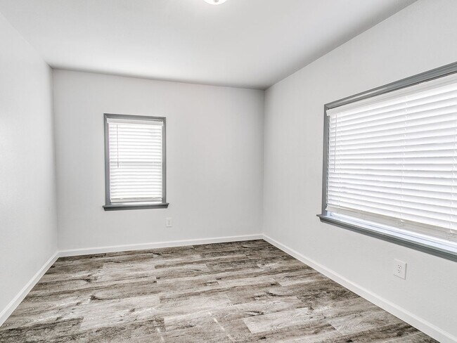 Building Photo - 555 E Harmon Dr