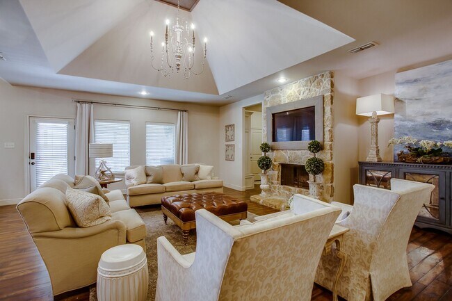 Building Photo - Breathtaking Property Available September