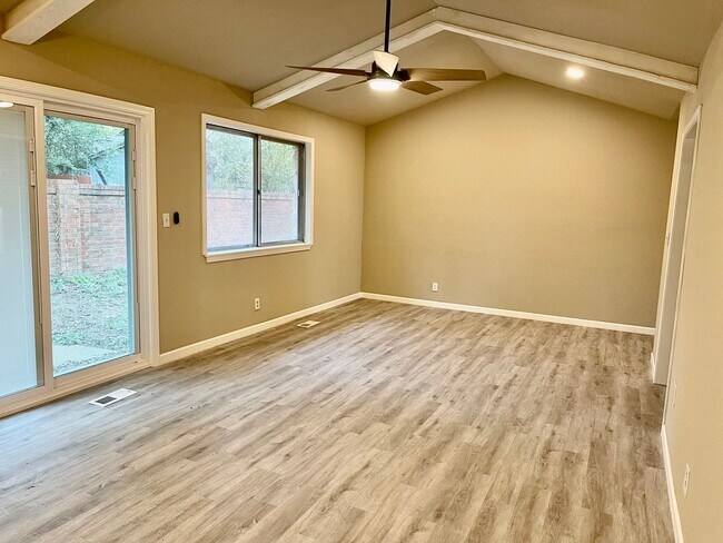 Foto del edificio - COMPLETE REMODEL - 3 BED 2 BATH 2 CAR - LO...