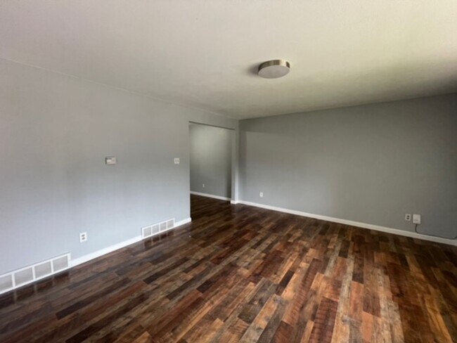 Foto del edificio - 4 Bedroom Home with Large Backyard & Finis...