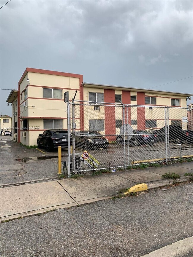 Foto del edificio - 71 NW 76th St