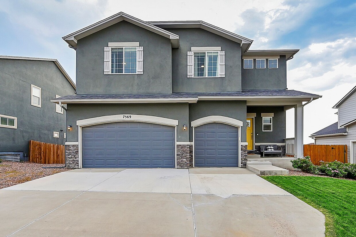 Primary Photo - Beautifully finished spacious home w/ all ...