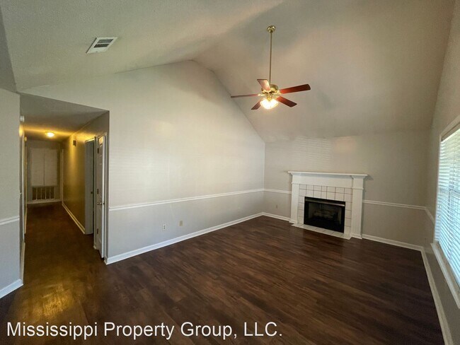 Building Photo - 3 br, 3 bath House - 1004 Creekside Place