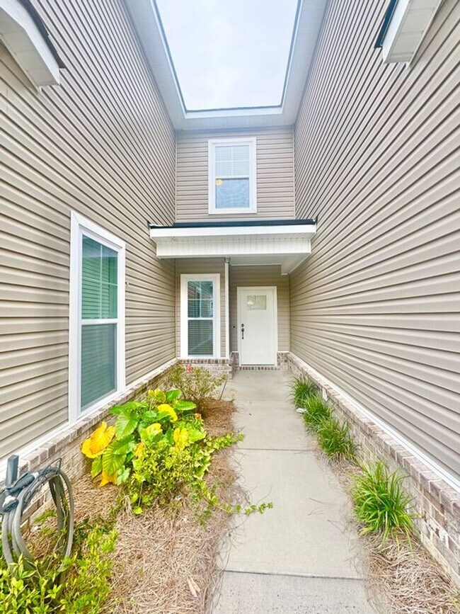 Foto del edificio - Welcome to this stunning 3-bedroom, 3-bathroom townhome located in the desirable Berkley Walk sub...