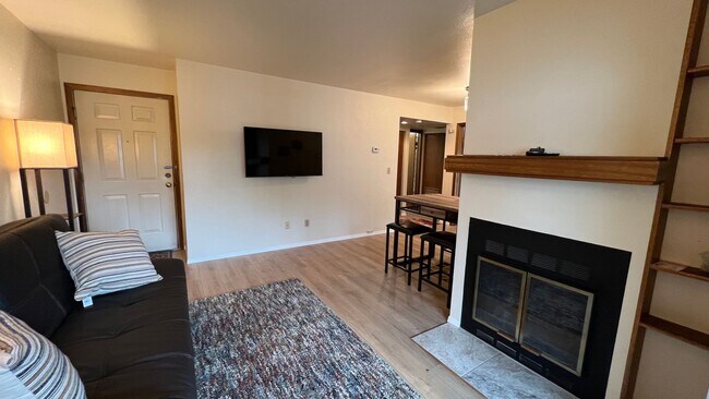 Building Photo - Furnished 2 Bed Top Floor Condo with Garag...