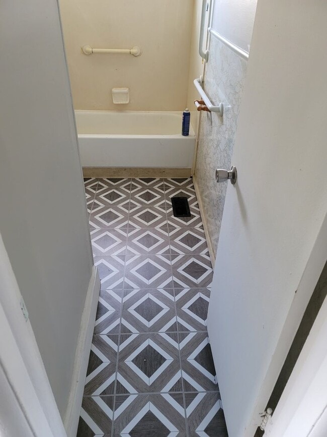 Building Photo - 4 Bedroom 1 Bathroom Single Family Home. C...
