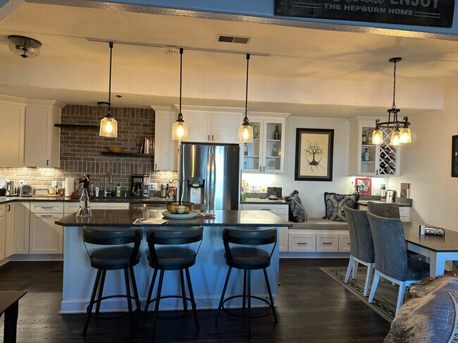 Foto del edificio - 370 Jennifer Ln