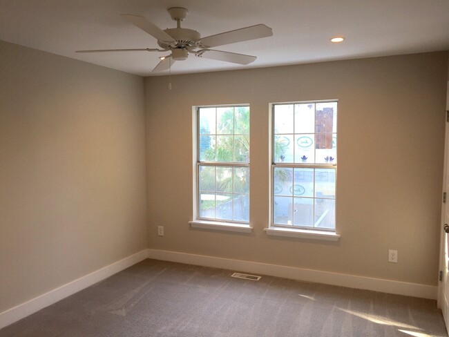Building Photo - 2 Bedroom 1.5 Bath Townhouse - Downtown Charleston