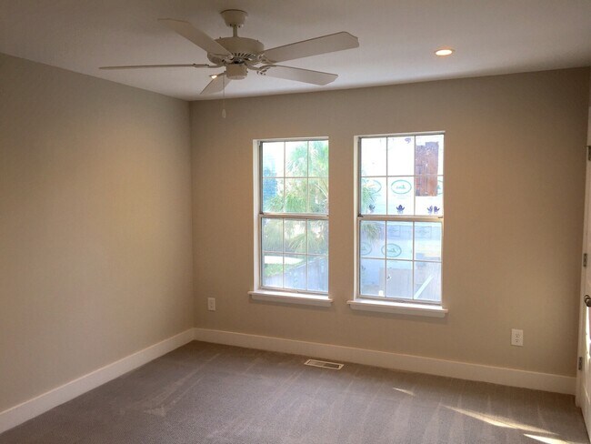 Foto del edificio - 2 Bedroom 1.5 Bath Townhouse - Downtown Charleston