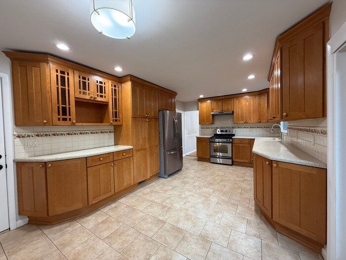 Primary Photo - 16 Meadowview Dr