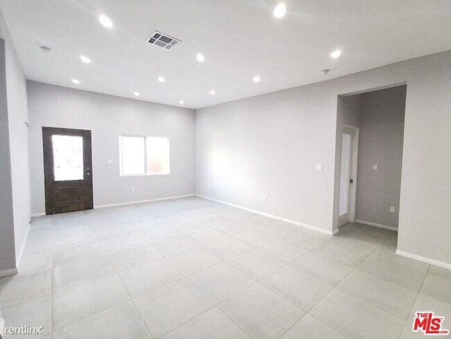 Building Photo - 2 br, 2 bath Condo - 1131 S La Peer Dr