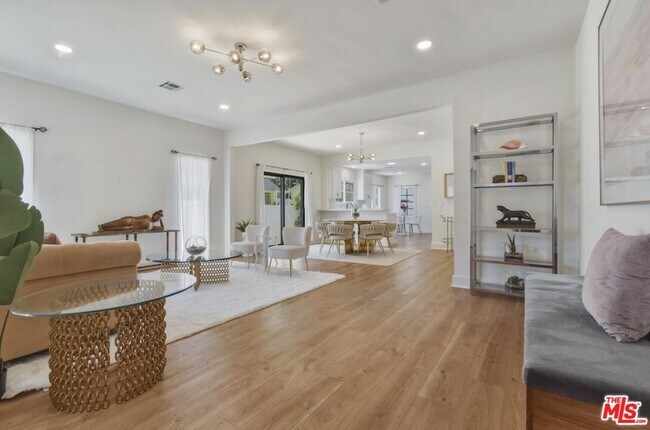 Foto del edificio - 653 N W Knoll Dr