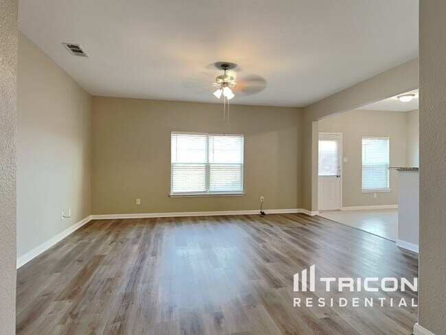 Foto del edificio - 1327 Tamarack Dr