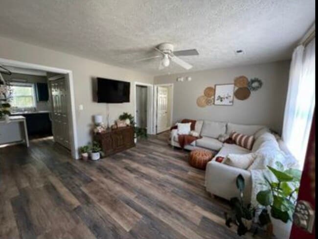 Building Photo - 111 Sunset Dr