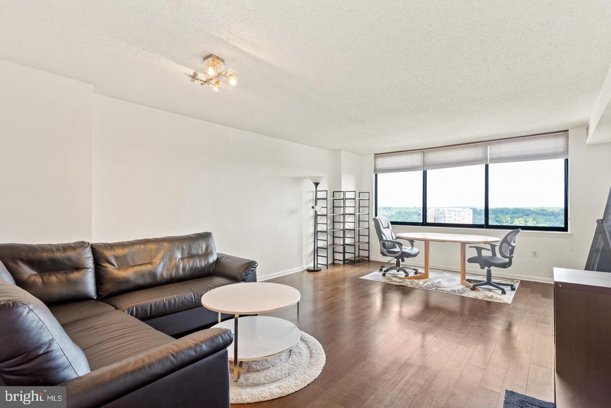 Foto principal - 10101 Grosvenor Pl