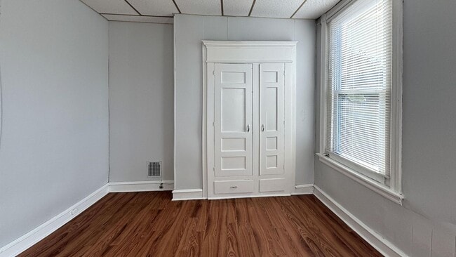 Building Photo - Well maintained  townhouse