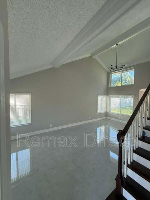 Building Photo - 5120 El Claro S