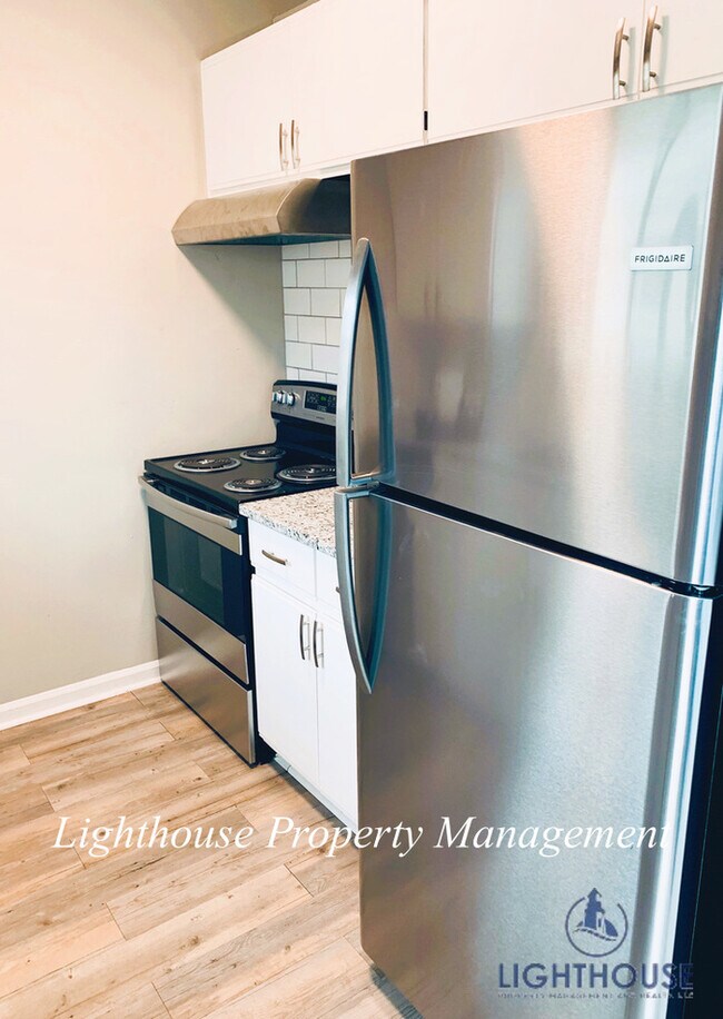 Foto del edificio - Renovated 2 Bed/2 Bath Single Story Townho...