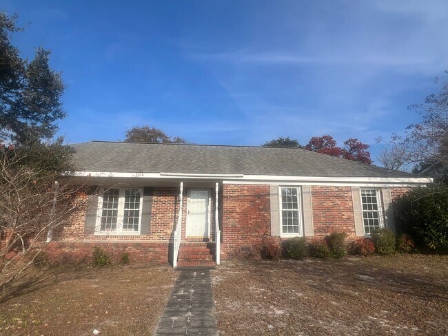 Foto del edificio - Brick one level home, Live Oak Tree, 3-4 bedrooms, fenced yard, deck.