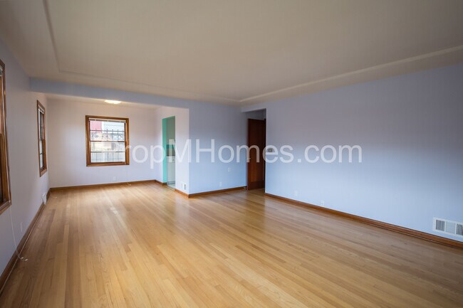Building Photo - One Block To Alberta -Prime Location - Gre...