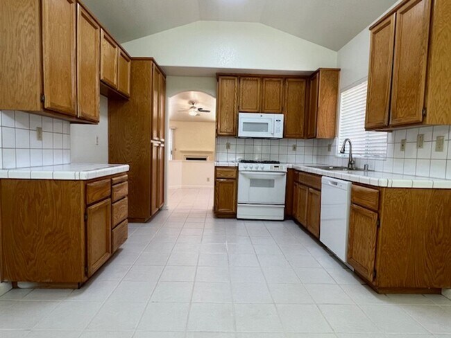 Foto del edificio - BEAUTIFUL HOME WITH POOL IN ROSEVILLE!