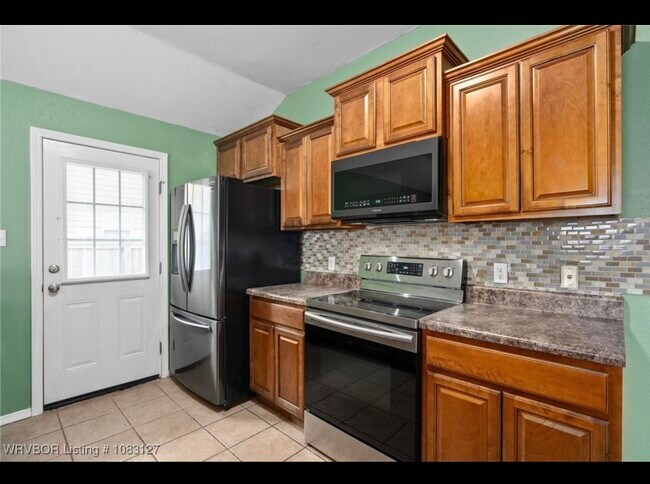 Cocina y puerta trasera que da al patio trasero - 2410 Ridgeway Ln