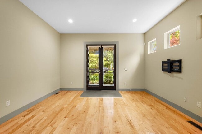 Building Photo - LUX 4BD, 5BA SloHi Home with Finished Base...