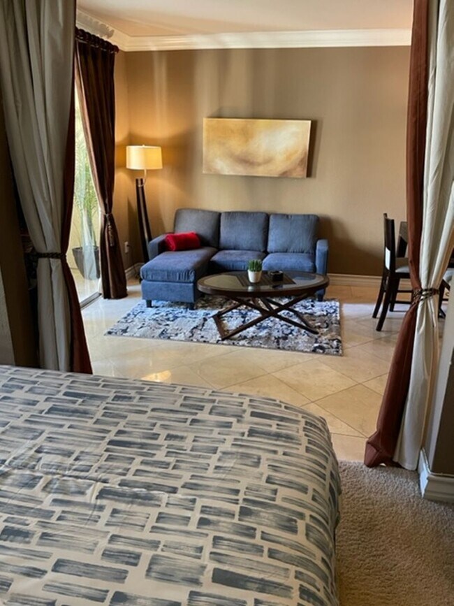 Foto del edificio - Meridian STUDIO Condo Fully Furnished near Main Pool-Lush Green trees in Resort Style Community.