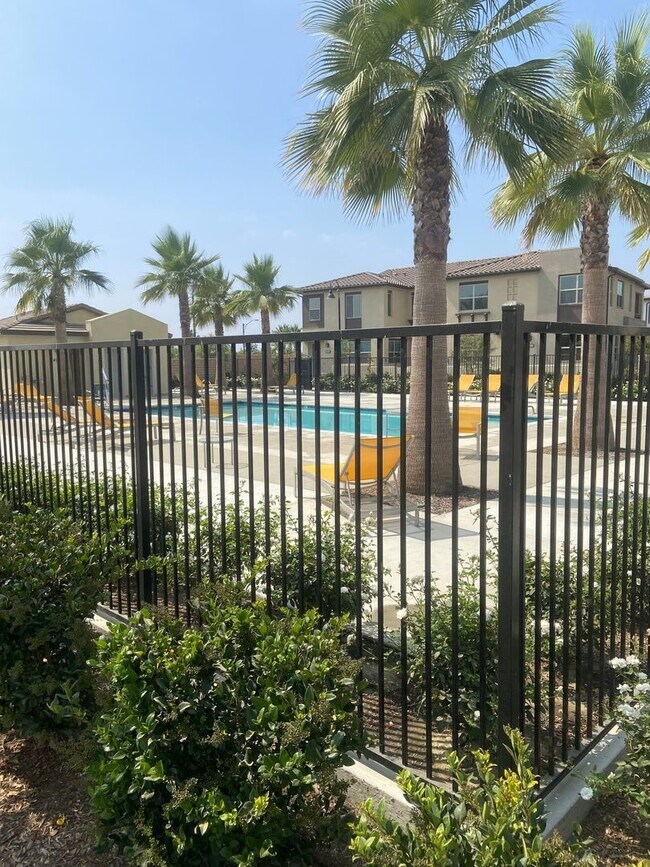 Foto del edificio - 3 Bedroom 2.5 bath townhouse new community in Ontario
