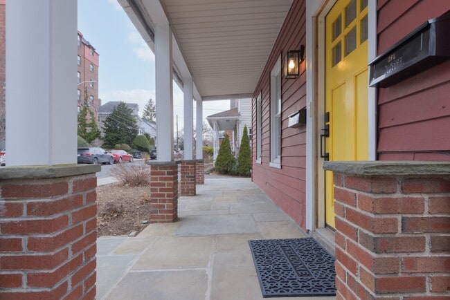 Building Photo - 11 Oak Ave