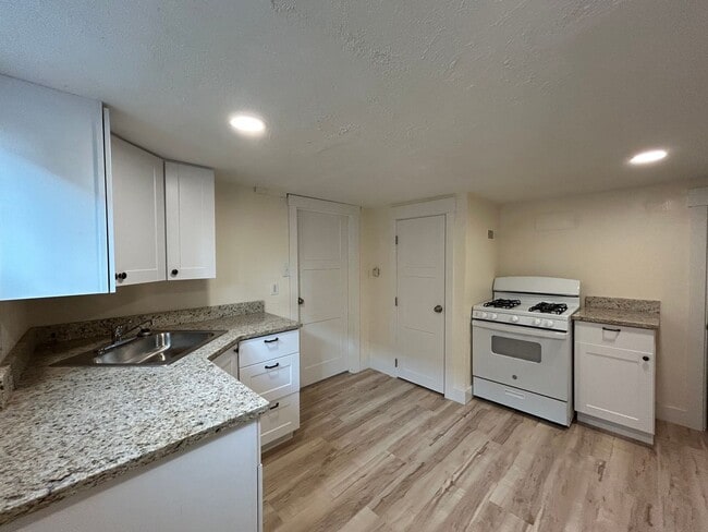 Building Photo - Angulo 421 S Duplex