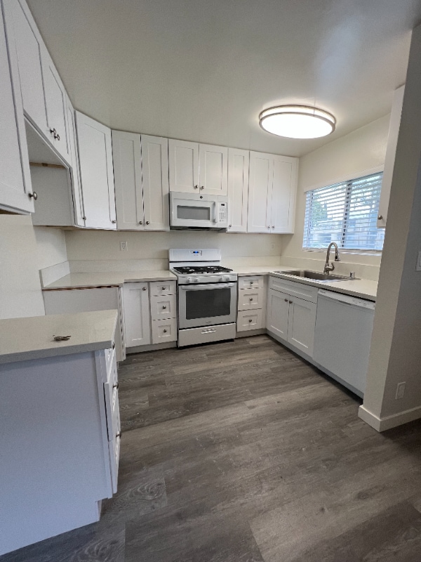 Photo - 15029 Burbank Blvd (Los Angeles, CA) Apartment