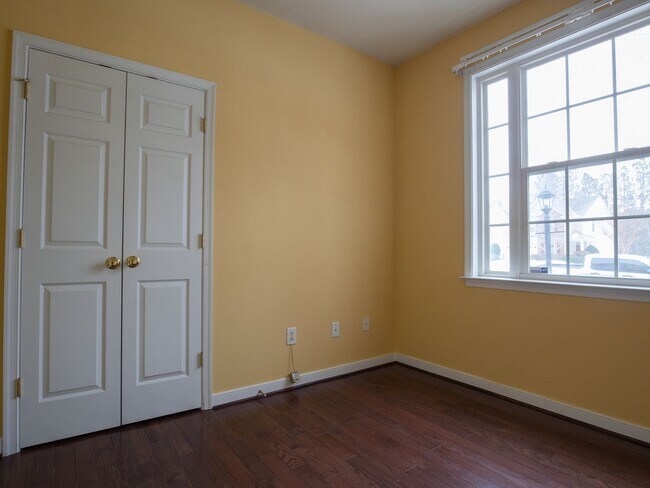 Foto del edificio - 4 bed townhouse available now!