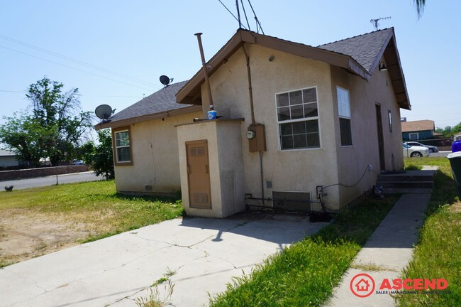 Building Photo - Charming 2 Bed / 1 Bath in 93305 – Pet-Friendly with Pest Control Included!