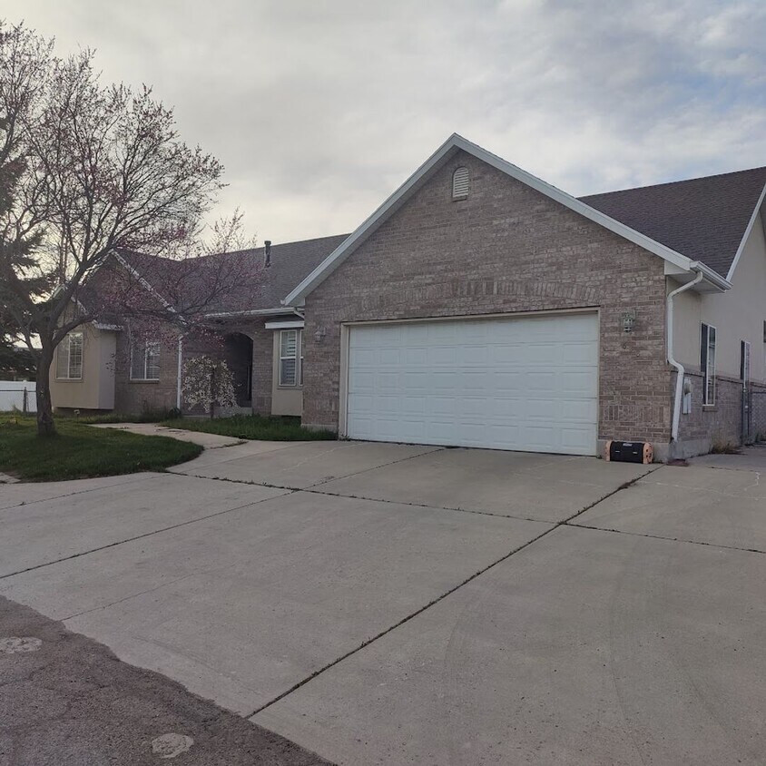Foto principal - 3 Bed/2 Bath House (Upstairs) For Rent in ...