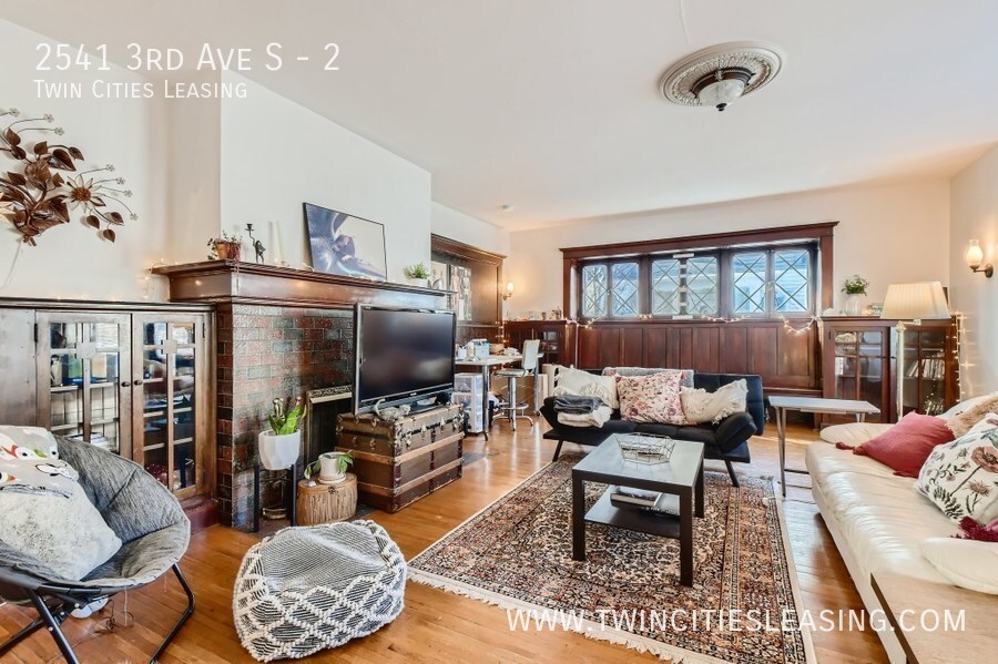Primary Photo - Classic Victorian Home with beautiful Arch...